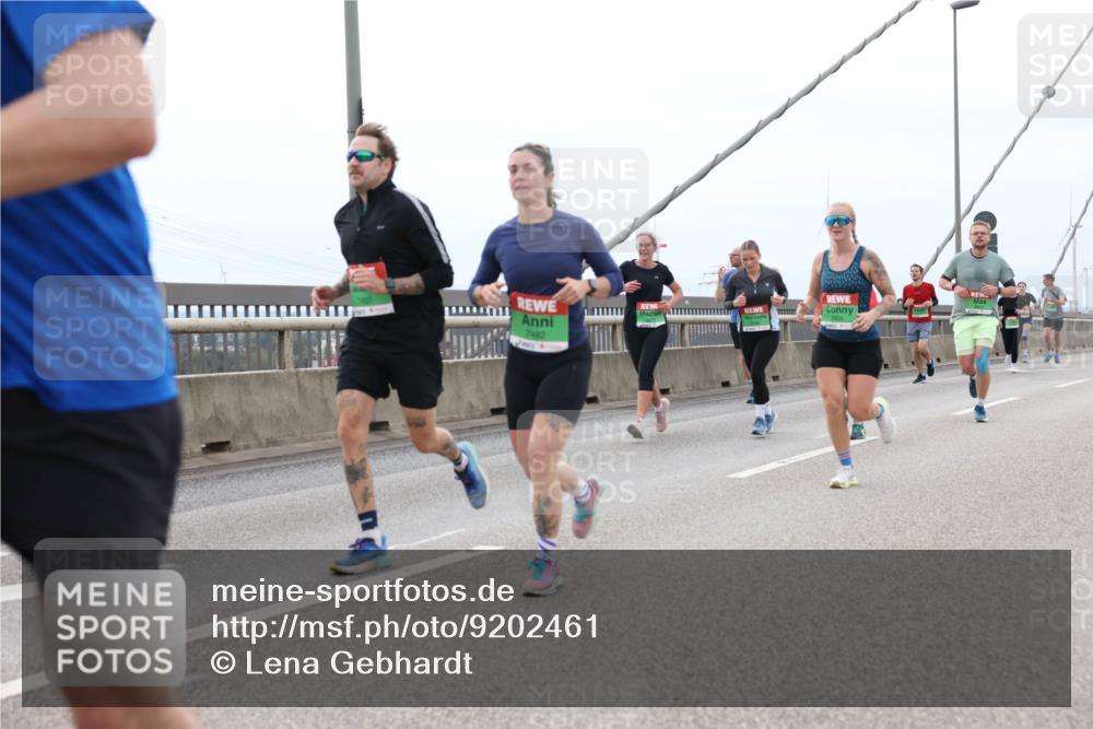03.10.2025 - Köhlbrandbrückenlauf Lena Gebhardt http://msf.ph/oto/9202461 03.10.2025 15:49:09 Position 2 7482 meine-sportfotos.de