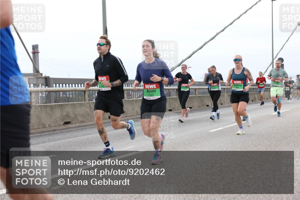 03.10.2025 - Köhlbrandbrückenlauf Lena Gebhardt http://msf.ph/oto/9202462 03.10.2025 15:49:09 Position 2 7482 meine-sportfotos.de