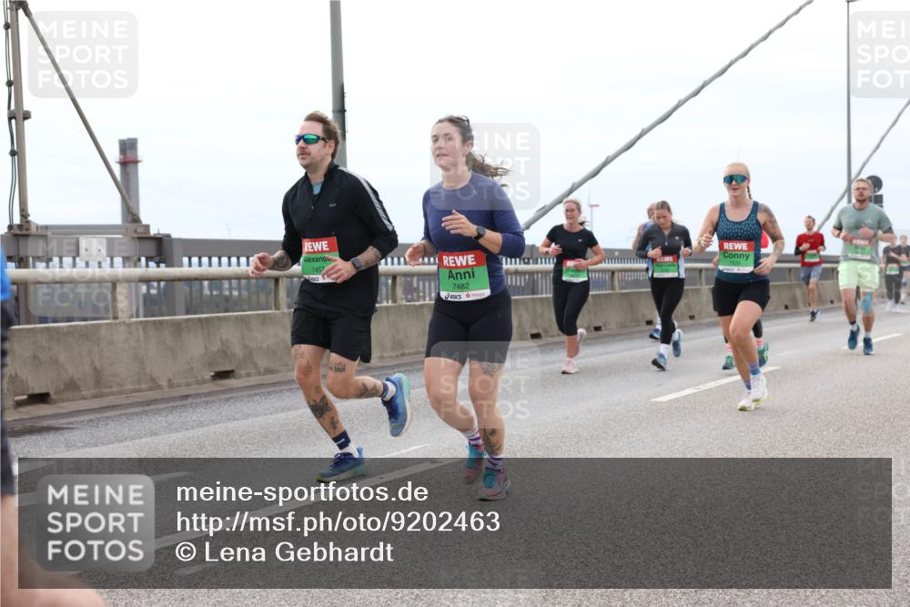 03.10.2025 - Köhlbrandbrückenlauf Lena Gebhardt http://msf.ph/oto/9202463 03.10.2025 15:49:09 Position 2 7457, 7482 meine-sportfotos.de
