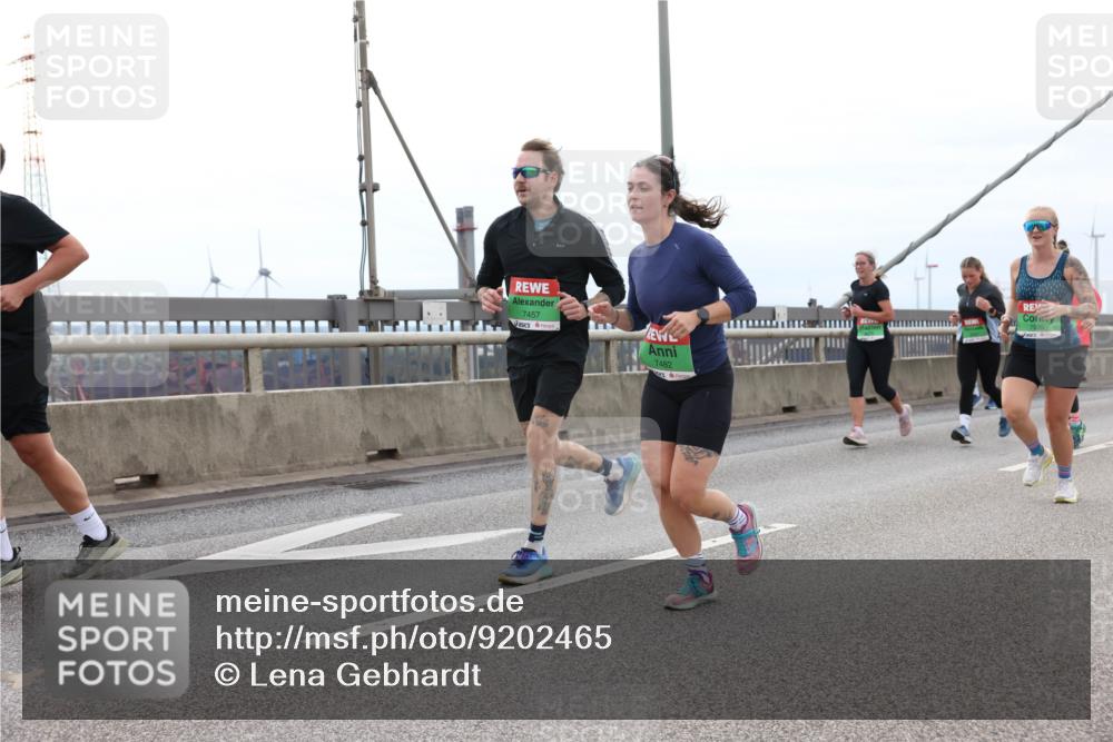03.10.2025 - Köhlbrandbrückenlauf Lena Gebhardt http://msf.ph/oto/9202465 03.10.2025 15:49:09 Position 2 7457, 7482 meine-sportfotos.de