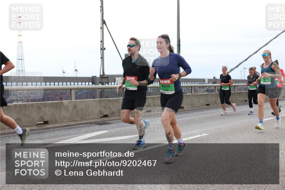 03.10.2025 - Köhlbrandbrückenlauf Lena Gebhardt http://msf.ph/oto/9202467 03.10.2025 15:49:09 Position 2 7457, 7482 meine-sportfotos.de