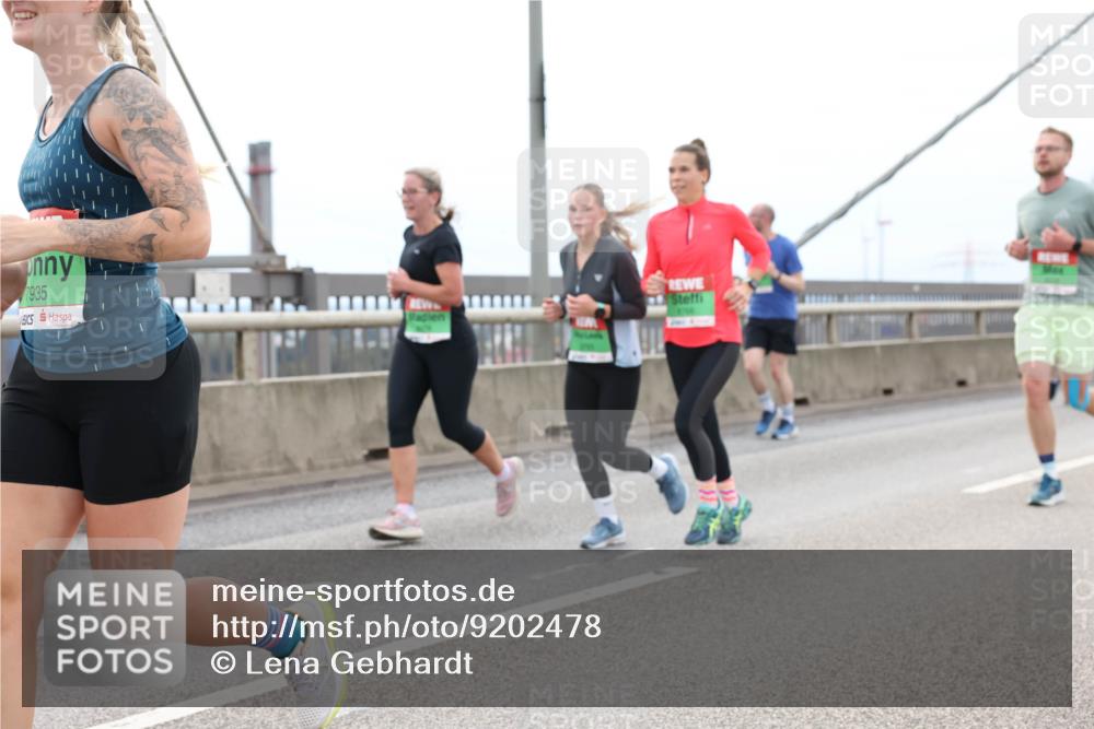 03.10.2025 - Köhlbrandbrückenlauf Lena Gebhardt http://msf.ph/oto/9202478 03.10.2025 15:49:11 Position 2 7935 meine-sportfotos.de