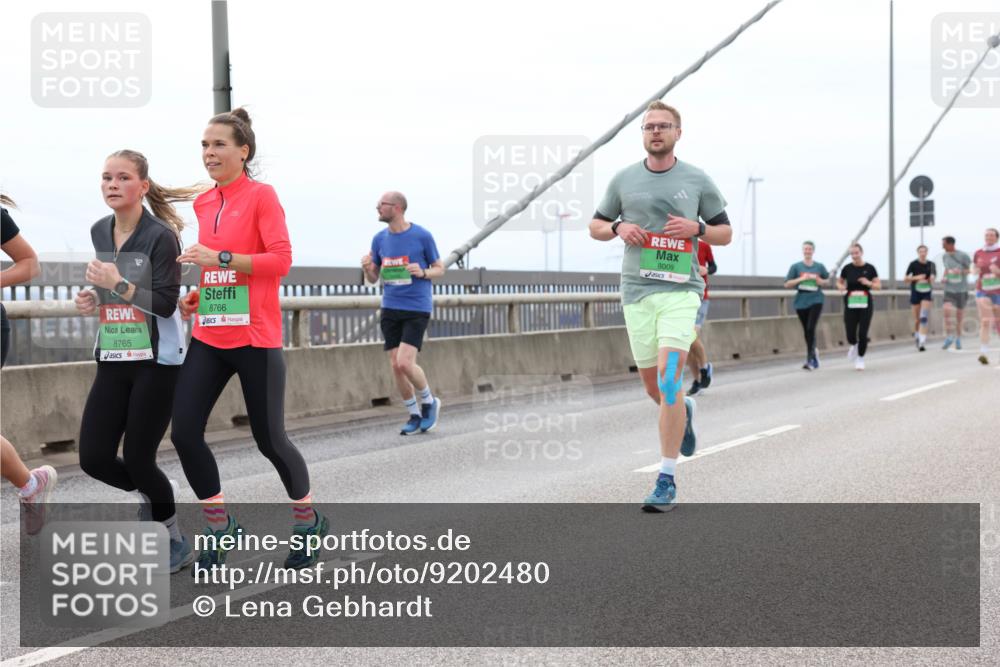 03.10.2025 - Köhlbrandbrückenlauf Lena Gebhardt http://msf.ph/oto/9202480 03.10.2025 15:49:11 Position 2 8765, 8766, 8009 meine-sportfotos.de