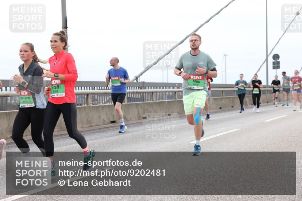 03.10.2025 - Köhlbrandbrückenlauf Lena Gebhardt http://msf.ph/oto/9202481 03.10.2025 15:49:11 Position 2 8765, 8766, 8009 meine-sportfotos.de