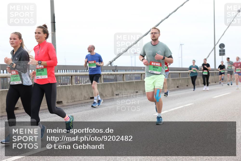 03.10.2025 - Köhlbrandbrückenlauf Lena Gebhardt http://msf.ph/oto/9202482 03.10.2025 15:49:11 Position 2 8765, 8766, 8009 meine-sportfotos.de