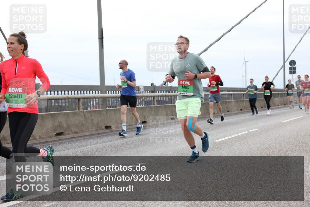 03.10.2025 - Köhlbrandbrückenlauf Lena Gebhardt http://msf.ph/oto/9202485 03.10.2025 15:49:12 Position 2 8766, 8009 meine-sportfotos.de