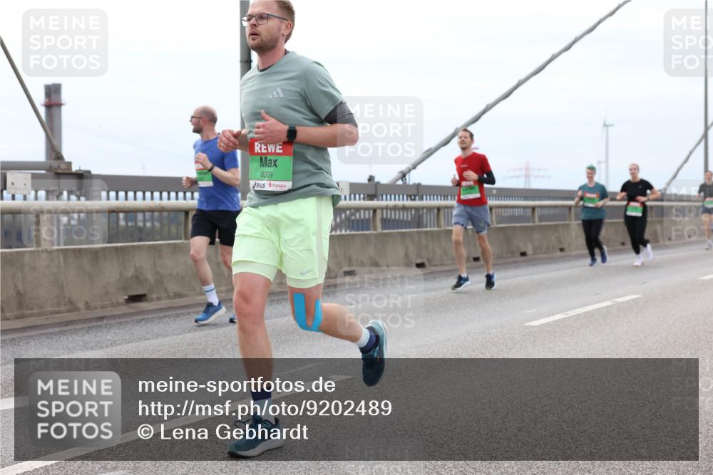 03.10.2025 - Köhlbrandbrückenlauf Lena Gebhardt http://msf.ph/oto/9202489 03.10.2025 15:49:12 Position 2 8009 meine-sportfotos.de