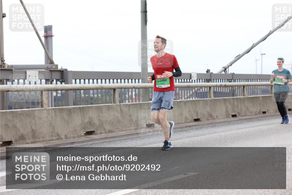 03.10.2025 - Köhlbrandbrückenlauf Lena Gebhardt http://msf.ph/oto/9202492 03.10.2025 15:49:14 Position 2 7761 meine-sportfotos.de