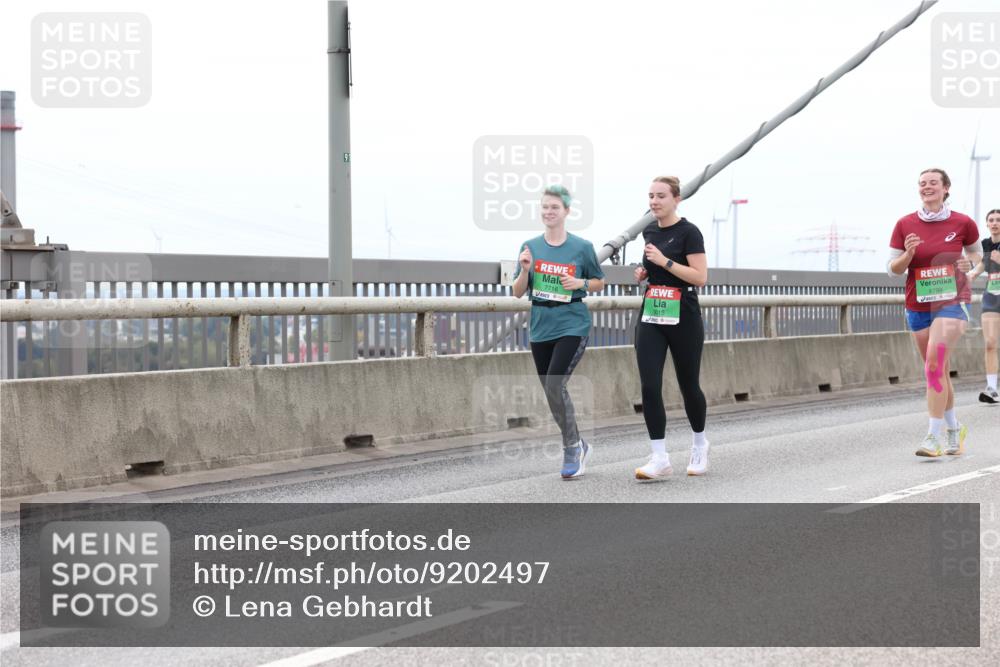 03.10.2025 - Köhlbrandbrückenlauf Lena Gebhardt http://msf.ph/oto/9202497 03.10.2025 15:49:15 Position 2 91, 7716, 9015, 8799 meine-sportfotos.de