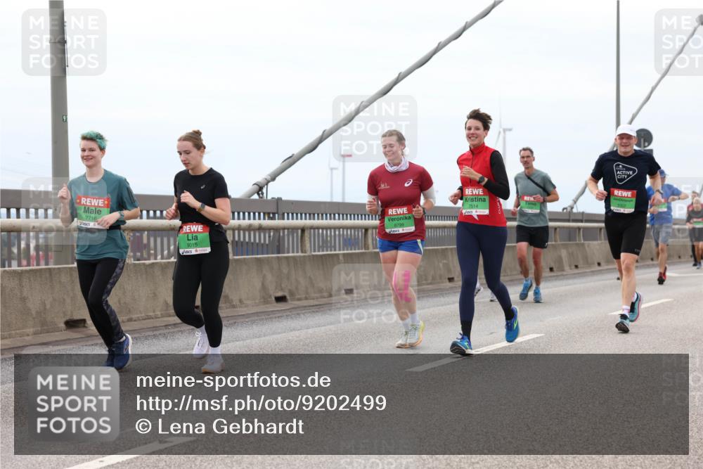 03.10.2025 - Köhlbrandbrückenlauf Lena Gebhardt http://msf.ph/oto/9202499 03.10.2025 15:49:16 Position 2 91, 7716, 9015, 8799, 7514 meine-sportfotos.de