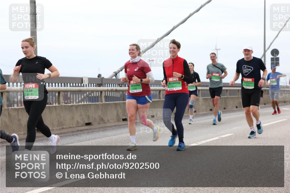 03.10.2025 - Köhlbrandbrückenlauf Lena Gebhardt http://msf.ph/oto/9202500 03.10.2025 15:49:16 Position 2 9015, 8799, 7514 meine-sportfotos.de