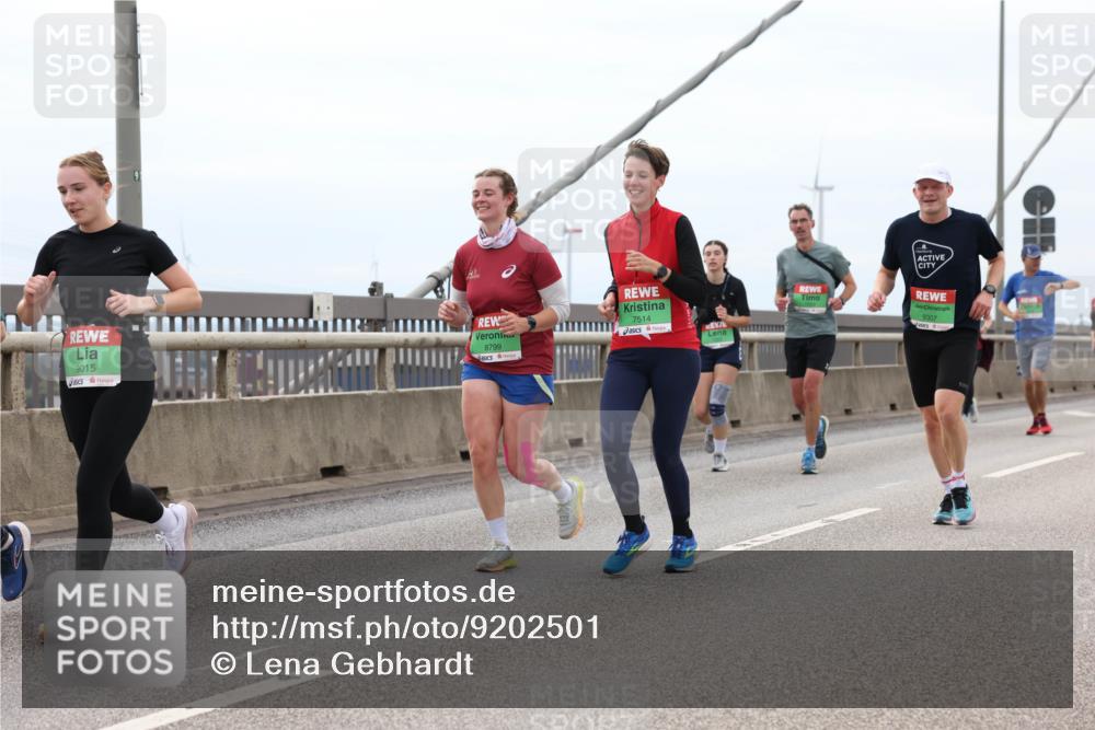 03.10.2025 - Köhlbrandbrückenlauf Lena Gebhardt http://msf.ph/oto/9202501 03.10.2025 15:49:16 Position 2 9015, 8799, 7514, 9307 meine-sportfotos.de