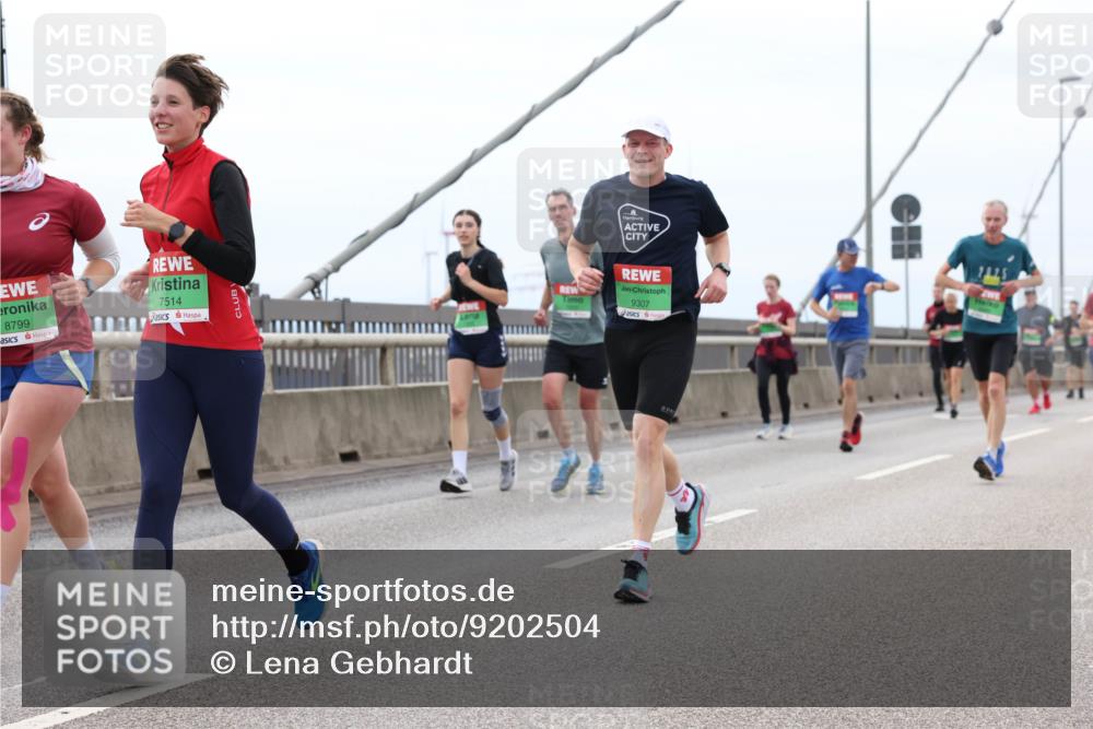 03.10.2025 - Köhlbrandbrückenlauf Lena Gebhardt http://msf.ph/oto/9202504 03.10.2025 15:49:17 Position 2 8799, 7514, 9307 meine-sportfotos.de