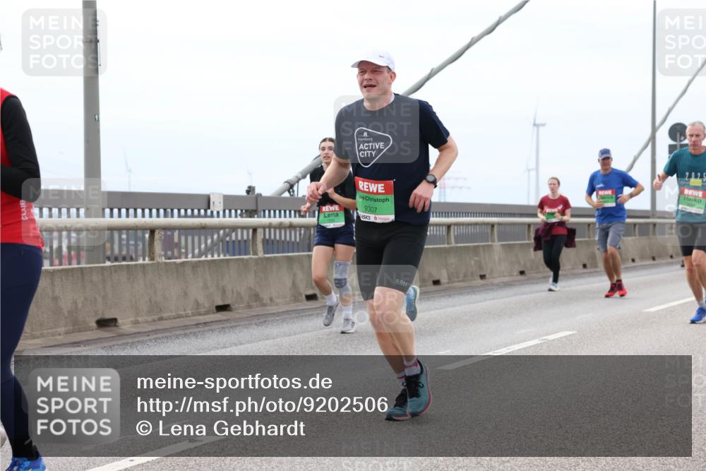 03.10.2025 - Köhlbrandbrückenlauf Lena Gebhardt http://msf.ph/oto/9202506 03.10.2025 15:49:18 Position 2 9307, 2025 meine-sportfotos.de