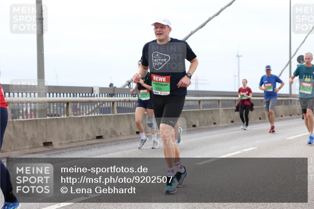 03.10.2025 - Köhlbrandbrückenlauf Lena Gebhardt http://msf.ph/oto/9202507 03.10.2025 15:49:18 Position 2 9307 meine-sportfotos.de