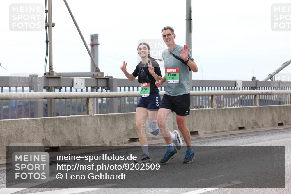 03.10.2025 - Köhlbrandbrückenlauf Lena Gebhardt http://msf.ph/oto/9202509 03.10.2025 15:49:20 Position 2 7252, 7253 meine-sportfotos.de