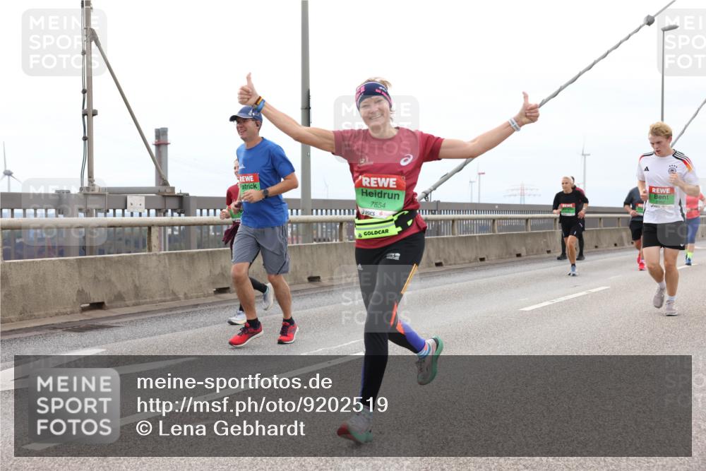 03.10.2025 - Köhlbrandbrückenlauf Lena Gebhardt http://msf.ph/oto/9202519 03.10.2025 15:49:22 Position 2 7854 meine-sportfotos.de