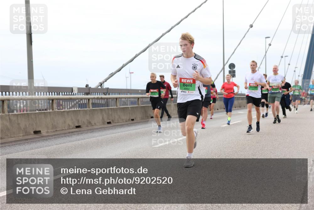 03.10.2025 - Köhlbrandbrückenlauf Lena Gebhardt http://msf.ph/oto/9202520 03.10.2025 15:49:23 Position 2 8962 meine-sportfotos.de