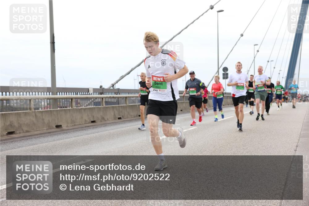 03.10.2025 - Köhlbrandbrückenlauf Lena Gebhardt http://msf.ph/oto/9202522 03.10.2025 15:49:23 Position 2 8962 meine-sportfotos.de