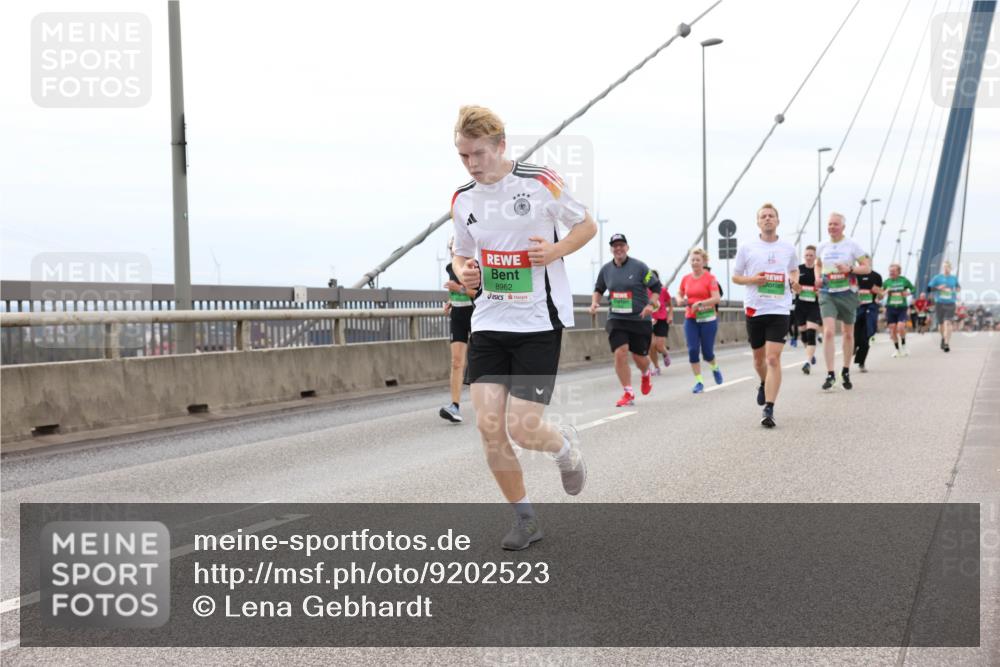03.10.2025 - Köhlbrandbrückenlauf Lena Gebhardt http://msf.ph/oto/9202523 03.10.2025 15:49:23 Position 2 8962 meine-sportfotos.de