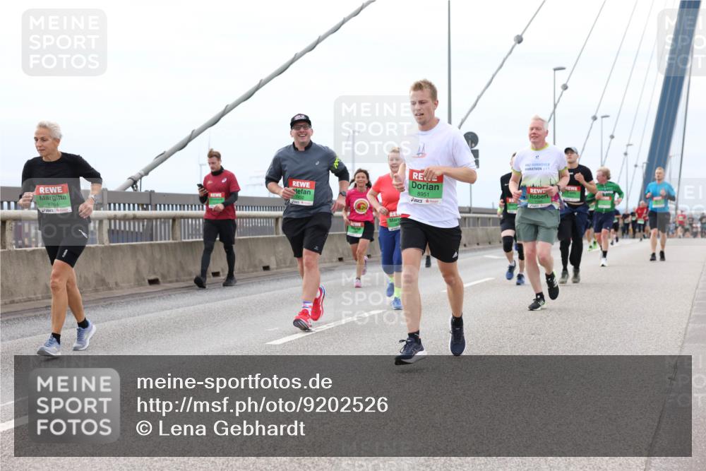 03.10.2025 - Köhlbrandbrückenlauf Lena Gebhardt http://msf.ph/oto/9202526 03.10.2025 15:49:24 Position 2 8764, 8951 meine-sportfotos.de