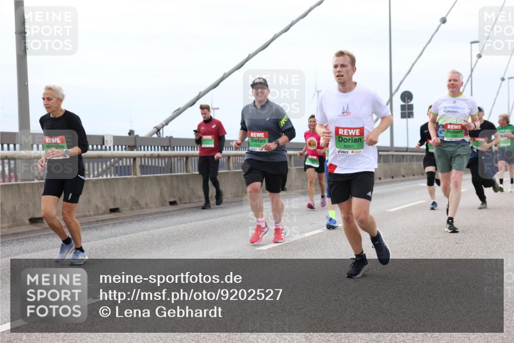 03.10.2025 - Köhlbrandbrückenlauf Lena Gebhardt http://msf.ph/oto/9202527 03.10.2025 15:49:25 Position 2 7432, 8951 meine-sportfotos.de