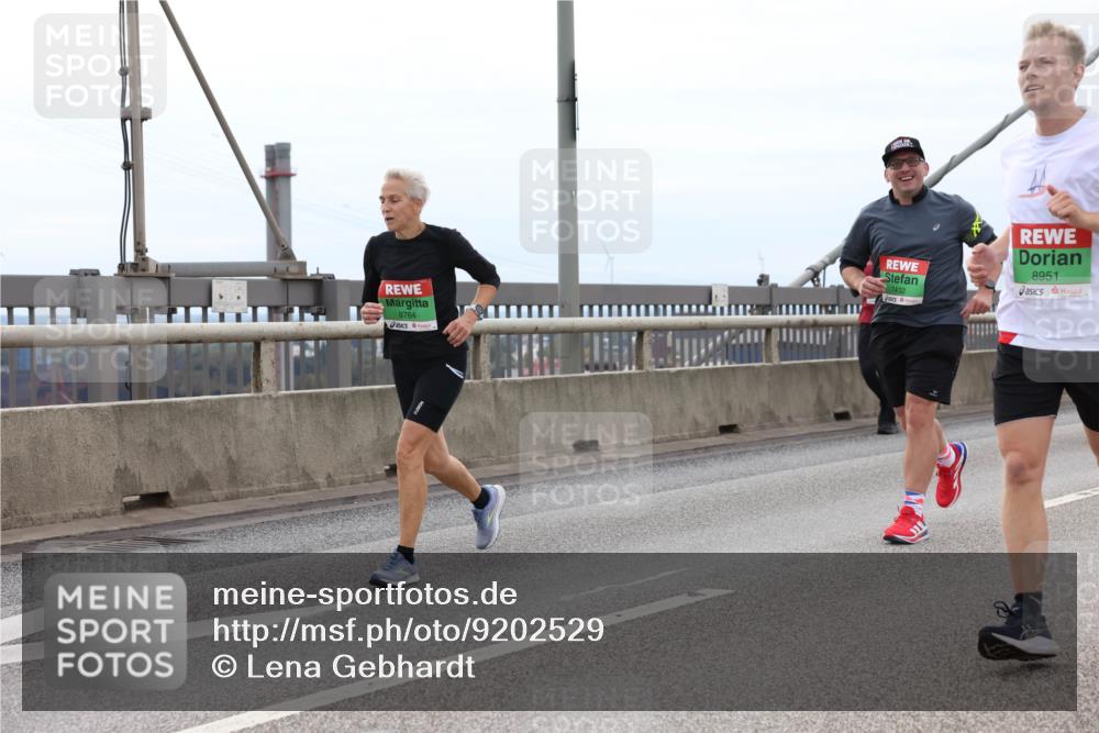 03.10.2025 - Köhlbrandbrückenlauf Lena Gebhardt http://msf.ph/oto/9202529 03.10.2025 15:49:25 Position 2 8764, 7432, 8951 meine-sportfotos.de