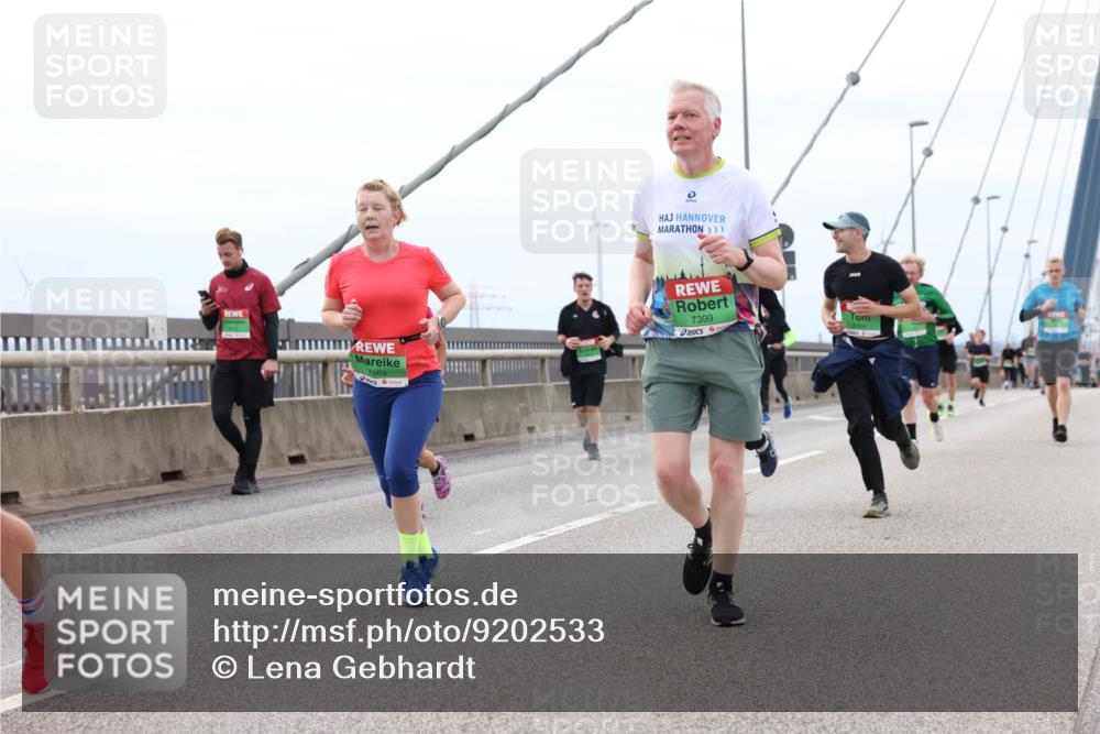 03.10.2025 - Köhlbrandbrückenlauf Lena Gebhardt http://msf.ph/oto/9202533 03.10.2025 15:49:26 Position 2 7663, 7399 meine-sportfotos.de