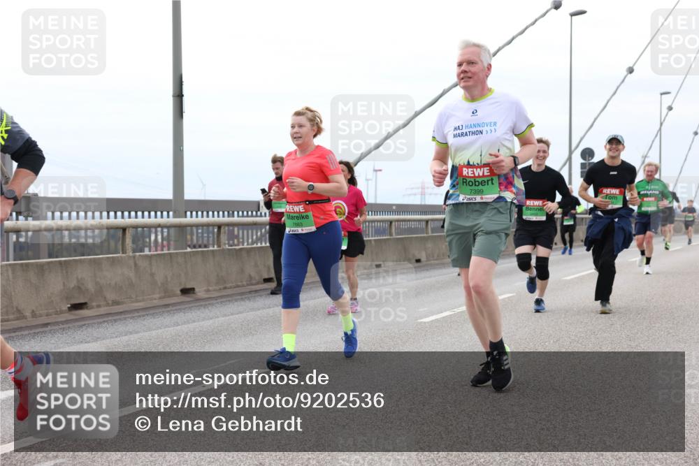 03.10.2025 - Köhlbrandbrückenlauf Lena Gebhardt http://msf.ph/oto/9202536 03.10.2025 15:49:27 Position 2 7663, 7399 meine-sportfotos.de