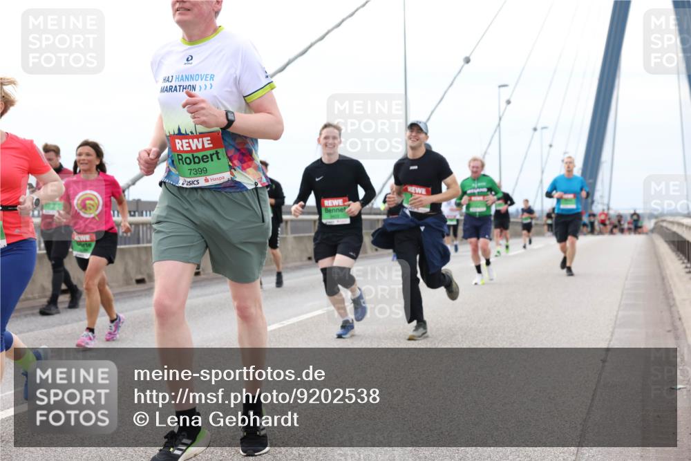 03.10.2025 - Köhlbrandbrückenlauf Lena Gebhardt http://msf.ph/oto/9202538 03.10.2025 15:49:27 Position 2 7399 meine-sportfotos.de