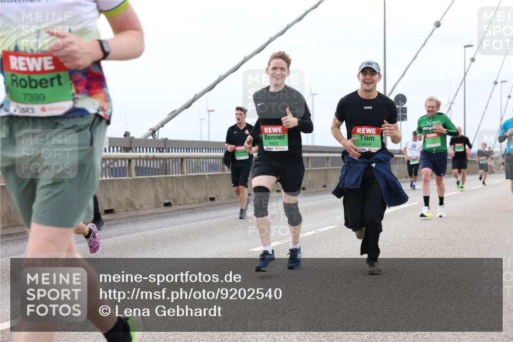 03.10.2025 - Köhlbrandbrückenlauf Lena Gebhardt http://msf.ph/oto/9202540 03.10.2025 15:49:27 Position 2 7399, 9403, 9404 meine-sportfotos.de