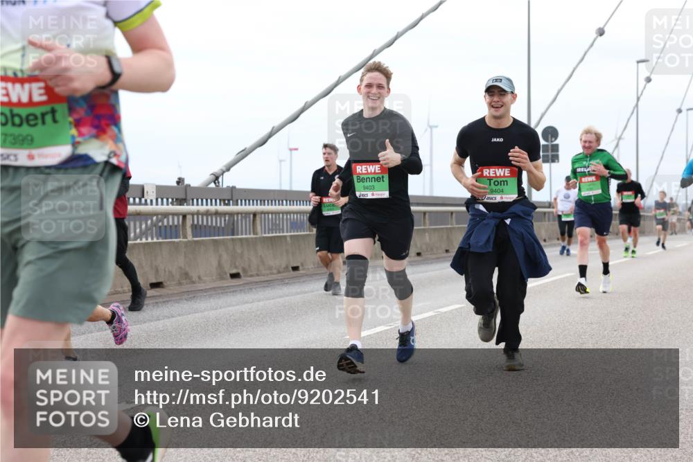 03.10.2025 - Köhlbrandbrückenlauf Lena Gebhardt http://msf.ph/oto/9202541 03.10.2025 15:49:28 Position 2 7399, 9403, 9404 meine-sportfotos.de