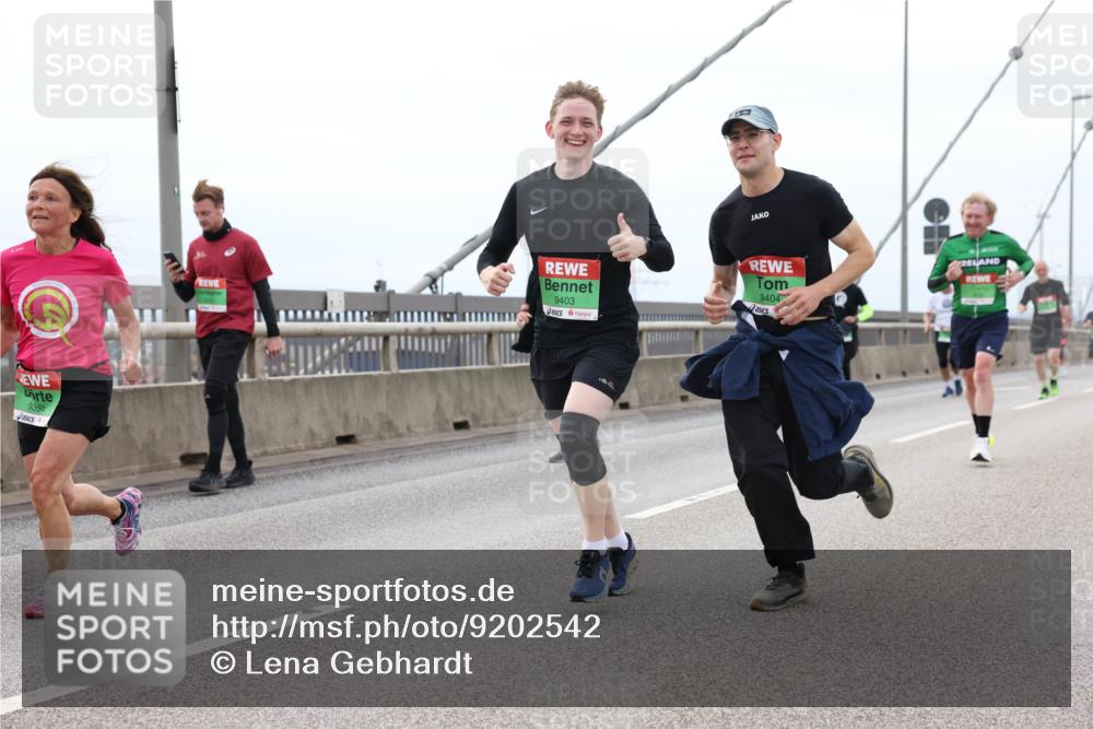 03.10.2025 - Köhlbrandbrückenlauf Lena Gebhardt http://msf.ph/oto/9202542 03.10.2025 15:49:28 Position 2 9394, 9403, 9404 meine-sportfotos.de