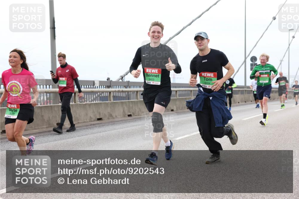03.10.2025 - Köhlbrandbrückenlauf Lena Gebhardt http://msf.ph/oto/9202543 03.10.2025 15:49:28 Position 2 9394, 9403, 9404 meine-sportfotos.de