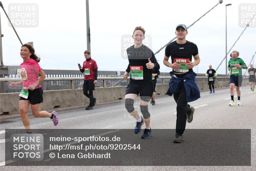 03.10.2025 - Köhlbrandbrückenlauf Lena Gebhardt http://msf.ph/oto/9202544 03.10.2025 15:49:28 Position 2 939, 9403, 404 meine-sportfotos.de