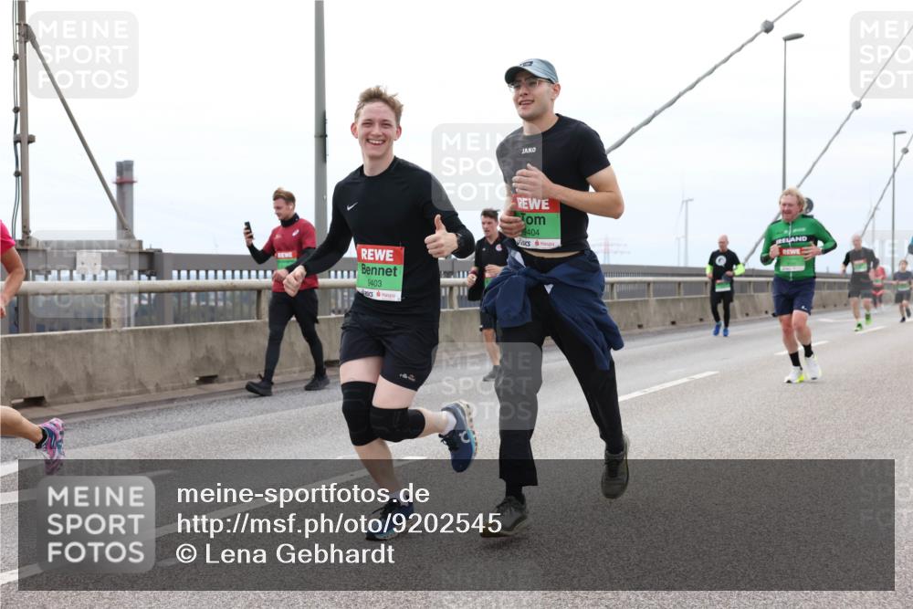 03.10.2025 - Köhlbrandbrückenlauf Lena Gebhardt http://msf.ph/oto/9202545 03.10.2025 15:49:29 Position 2 9403, 9404 meine-sportfotos.de