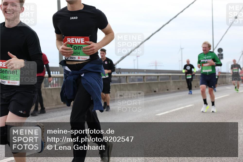03.10.2025 - Köhlbrandbrückenlauf Lena Gebhardt http://msf.ph/oto/9202547 03.10.2025 15:49:29 Position 2 9403, 0404 meine-sportfotos.de