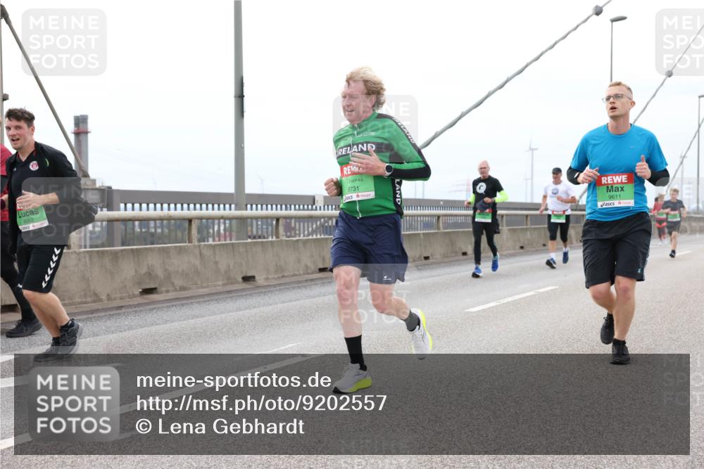 03.10.2025 - Köhlbrandbrückenlauf Lena Gebhardt http://msf.ph/oto/9202557 03.10.2025 15:49:31 Position 2 8063, 9731, 9611 meine-sportfotos.de