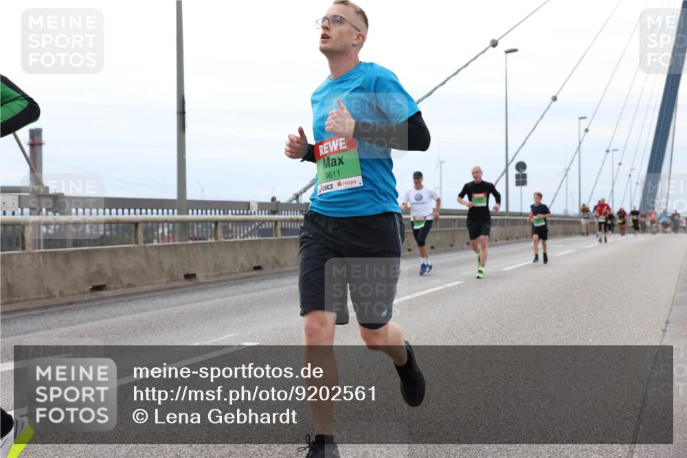 03.10.2025 - Köhlbrandbrückenlauf Lena Gebhardt http://msf.ph/oto/9202561 03.10.2025 15:49:32 Position 2 9611 meine-sportfotos.de