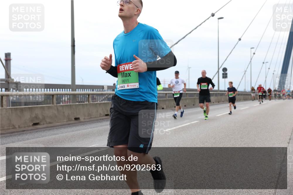 03.10.2025 - Köhlbrandbrückenlauf Lena Gebhardt http://msf.ph/oto/9202563 03.10.2025 15:49:32 Position 2 9611 meine-sportfotos.de