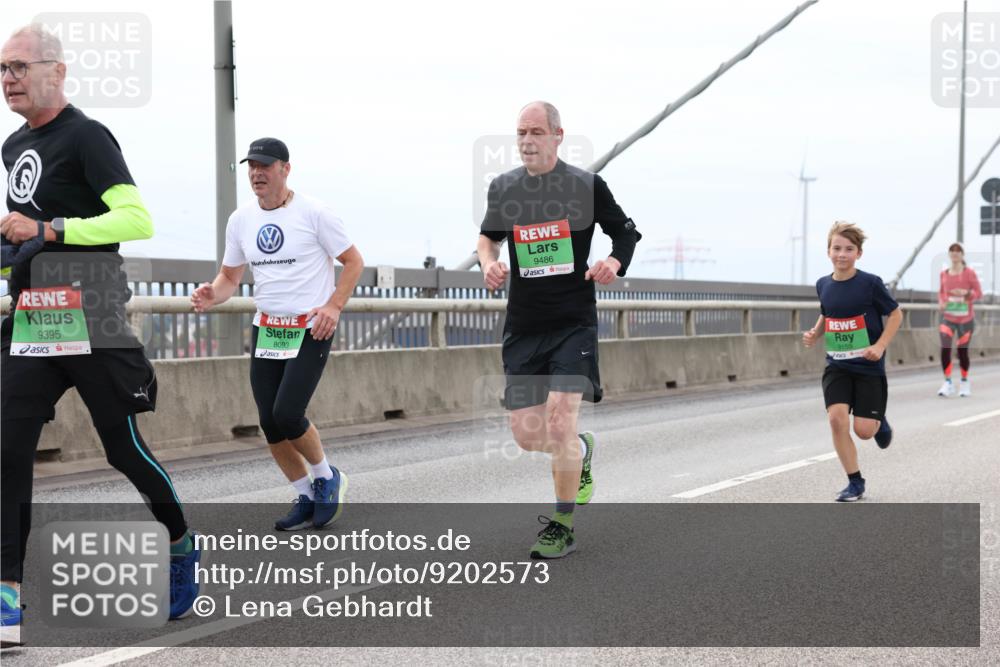 03.10.2025 - Köhlbrandbrückenlauf Lena Gebhardt http://msf.ph/oto/9202573 03.10.2025 15:49:34 Position 2 9395, 8093, 9486, 9159 meine-sportfotos.de