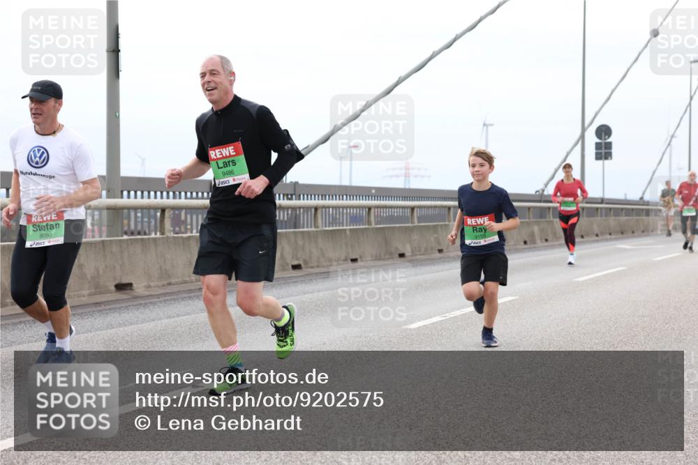 03.10.2025 - Köhlbrandbrückenlauf Lena Gebhardt http://msf.ph/oto/9202575 03.10.2025 15:49:34 Position 2 9486, 8093, 9159 meine-sportfotos.de