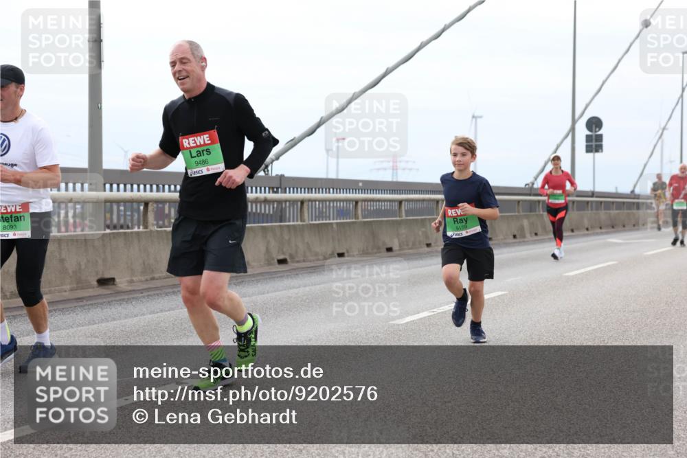 03.10.2025 - Köhlbrandbrückenlauf Lena Gebhardt http://msf.ph/oto/9202576 03.10.2025 15:49:34 Position 2 9486, 8093, 9159 meine-sportfotos.de