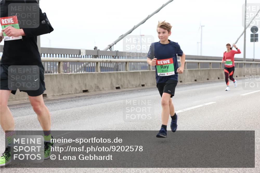 03.10.2025 - Köhlbrandbrückenlauf Lena Gebhardt http://msf.ph/oto/9202578 03.10.2025 15:49:35 Position 2 9159 meine-sportfotos.de