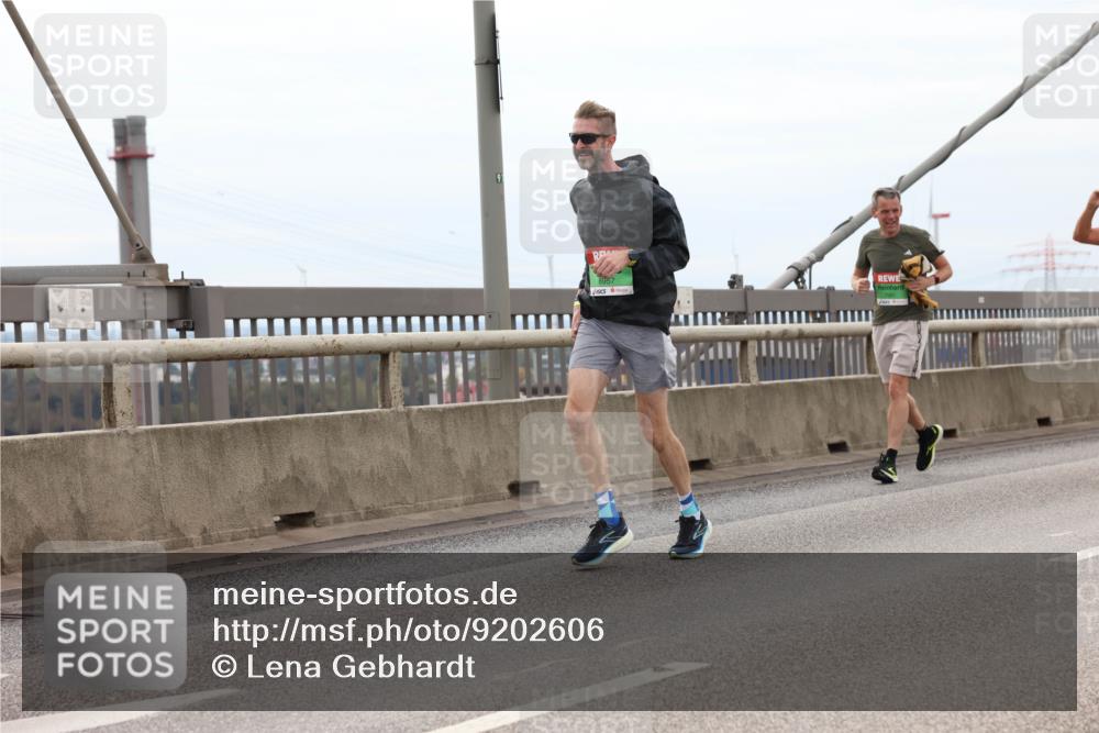 03.10.2025 - Köhlbrandbrückenlauf Lena Gebhardt http://msf.ph/oto/9202606 03.10.2025 15:49:44 Position 2 8957 meine-sportfotos.de