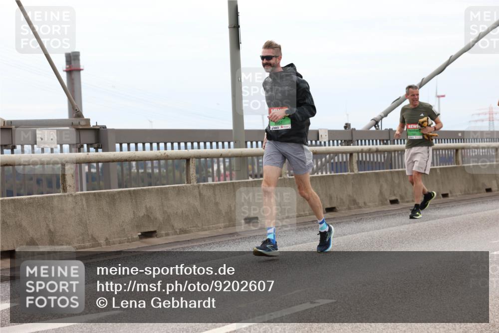 03.10.2025 - Köhlbrandbrückenlauf Lena Gebhardt http://msf.ph/oto/9202607 03.10.2025 15:49:44 Position 2 8957 meine-sportfotos.de