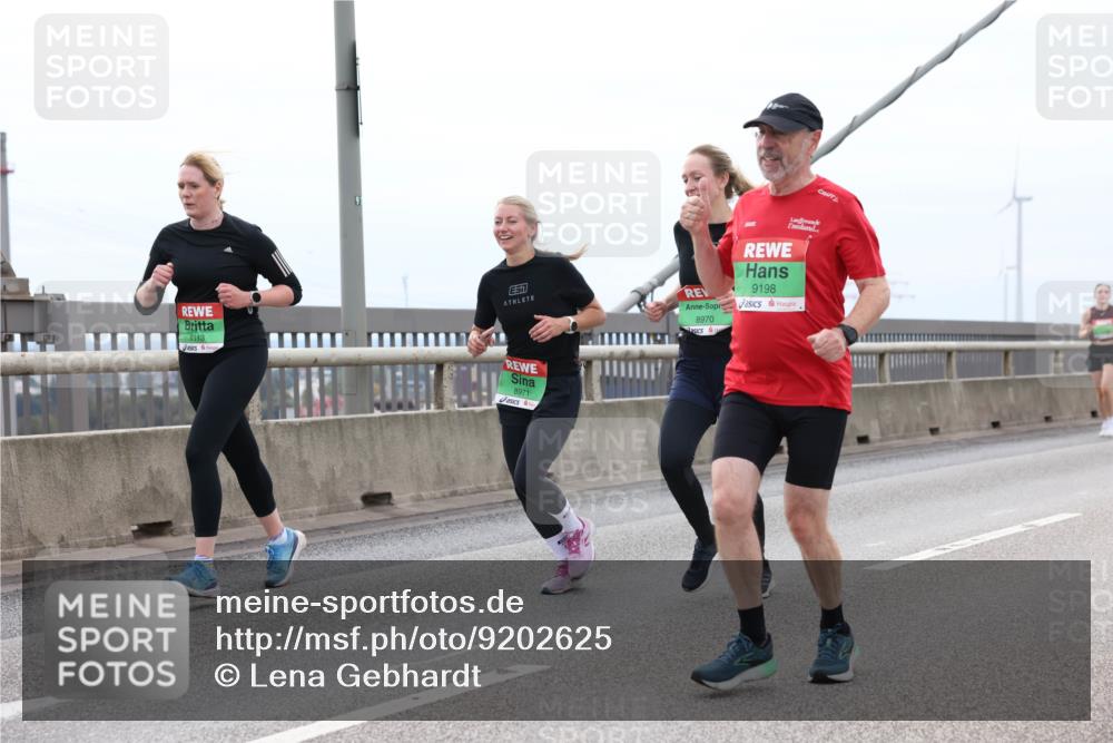 03.10.2025 - Köhlbrandbrückenlauf Lena Gebhardt http://msf.ph/oto/9202625 03.10.2025 15:49:48 Position 2 8113, 51, 8971, 9198, 8970 meine-sportfotos.de