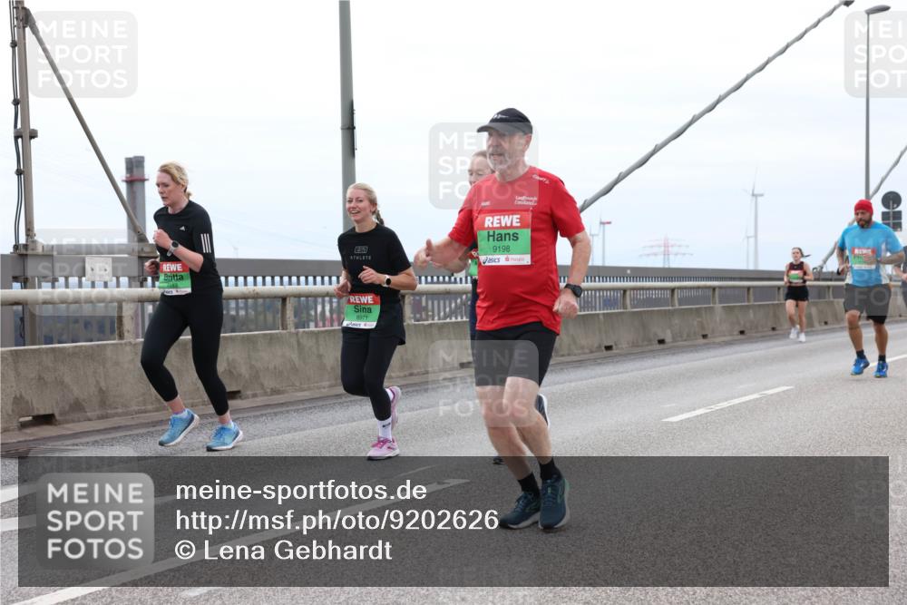 03.10.2025 - Köhlbrandbrückenlauf Lena Gebhardt http://msf.ph/oto/9202626 03.10.2025 15:49:48 Position 2 8113, 57, 8971, 9198 meine-sportfotos.de