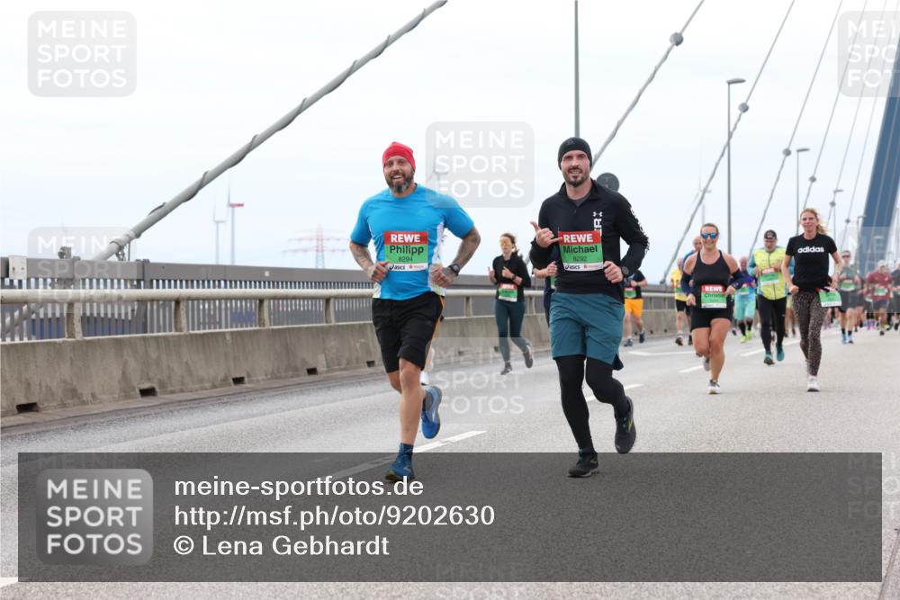 03.10.2025 - Köhlbrandbrückenlauf Lena Gebhardt http://msf.ph/oto/9202630 03.10.2025 15:49:50 Position 2 8294, 8292 meine-sportfotos.de
