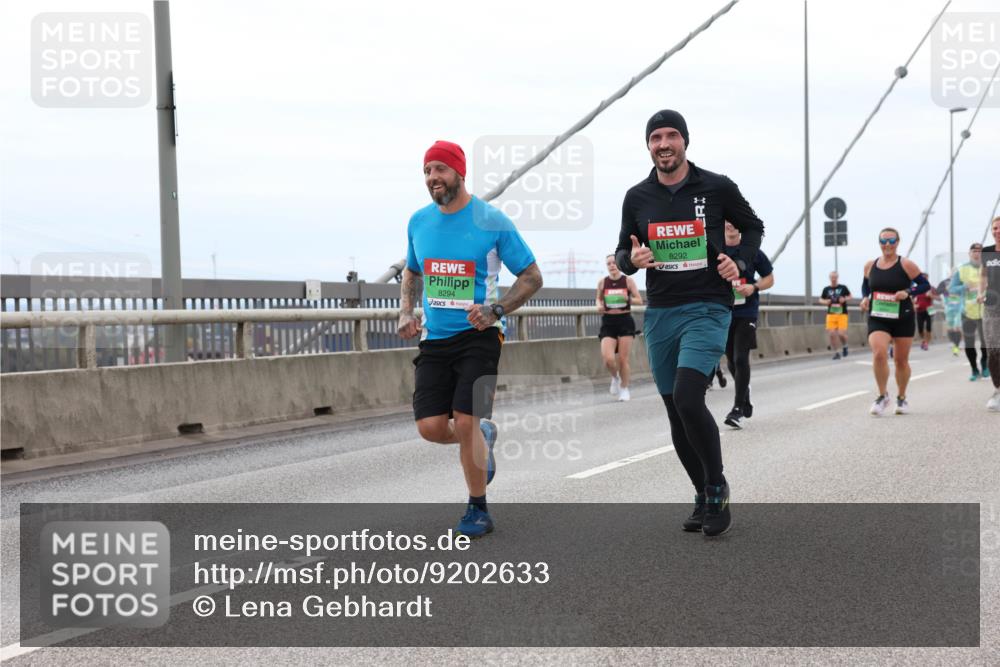03.10.2025 - Köhlbrandbrückenlauf Lena Gebhardt http://msf.ph/oto/9202633 03.10.2025 15:49:50 Position 2 8294, 8292 meine-sportfotos.de
